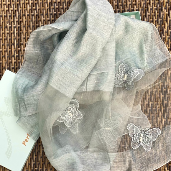 Lovely scarf - butterfly and pearls embellishments - Picture 3 of 4
